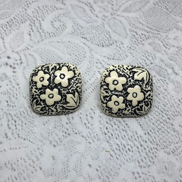 𝅺Vintage artisan handmade carved resin square flower earrings statement style. - Picture 2 of 4